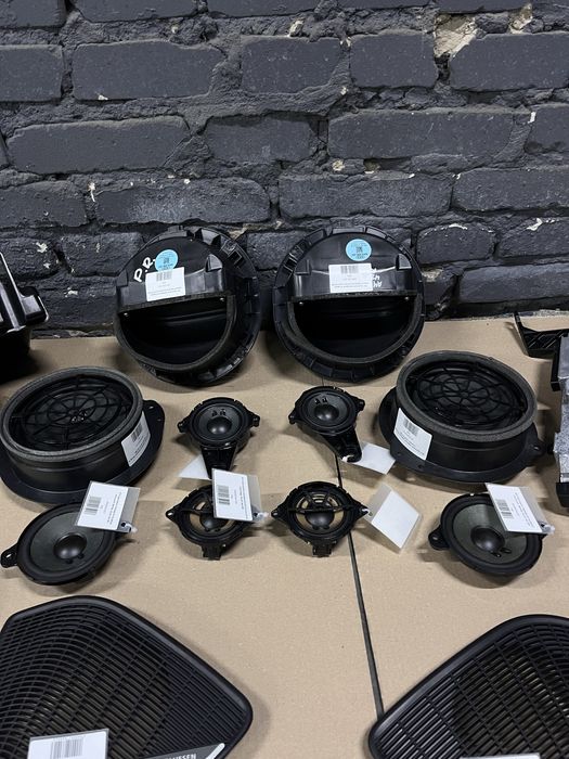 Комплект динаміків колонки усілок саббуфер накладки Audi A4B9 allroad