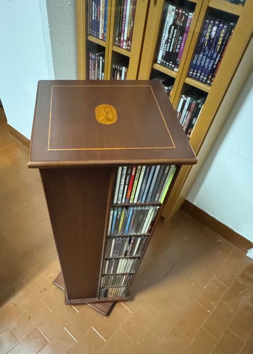 Móvel giratório em madeira para CDs/DVDs