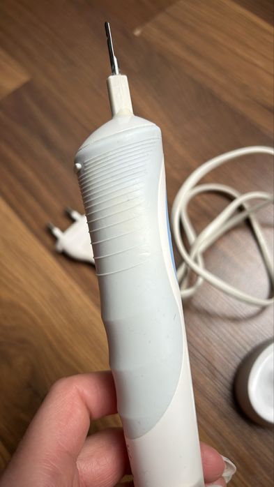 Szczoteczka elektryczna + ładowarka Braun Oral-B