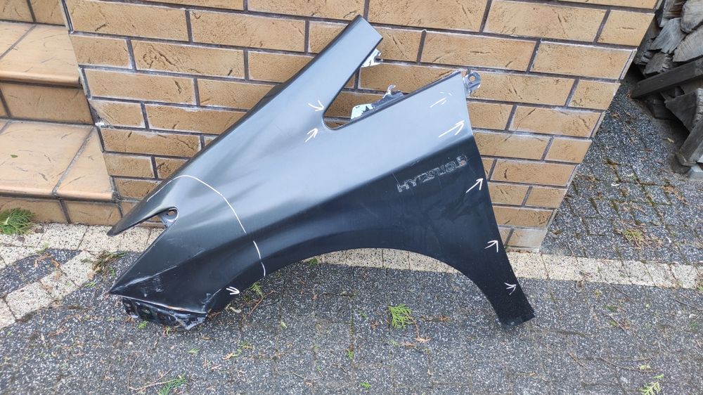 Błotnik lewy przód Toyota Prius 3 2011 uszkodzony