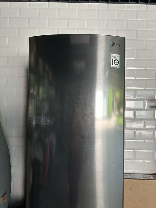Холодильник LG в гарному доглянутомі стані