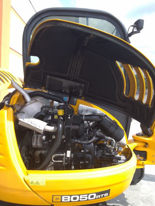 Mini giratória escavadora JCB 5T apenas ( 1671 h )