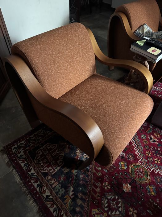 Poltrona de Madeira e Tecido Curved