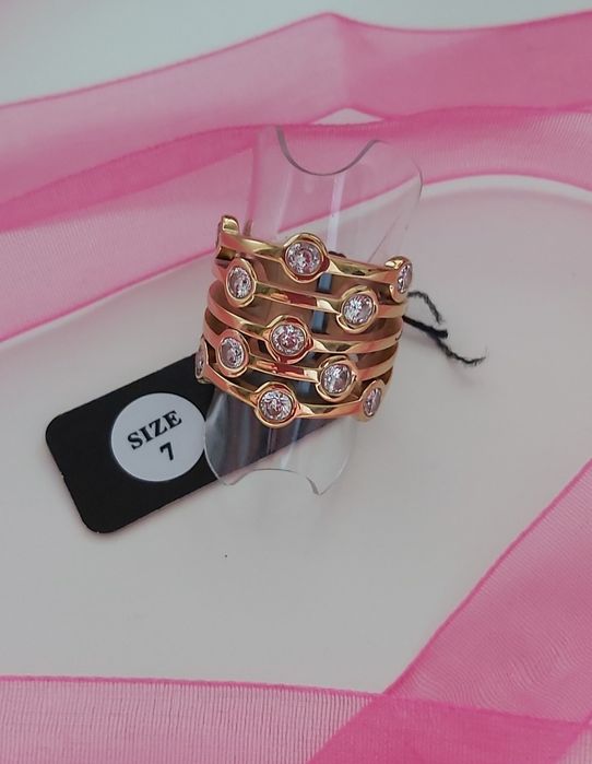 Anel dourado, em aço, com zirconias. T17