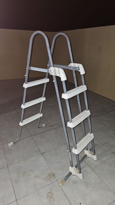 Escada de piscina
