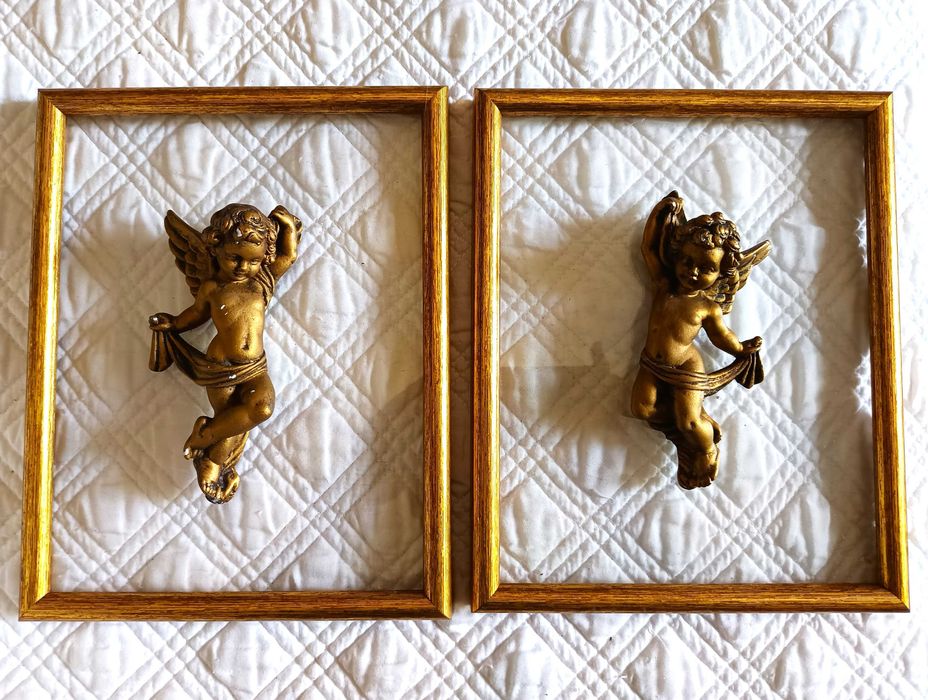 Par de quadros decorativos com Anjos dourados.
