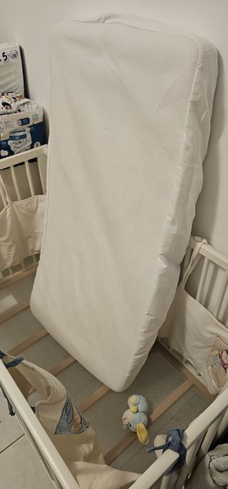Berço para bebe com colchão e proteção de colchão
