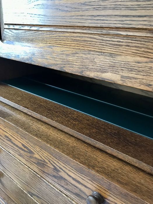 Móvel estante em madeira castanha