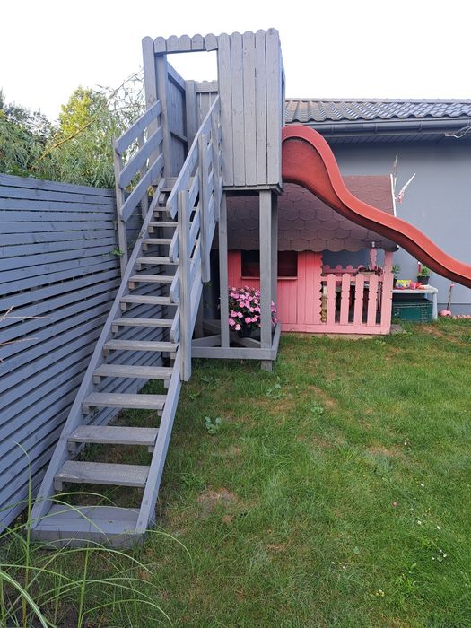 Zjeżdżalnia i trampolinę