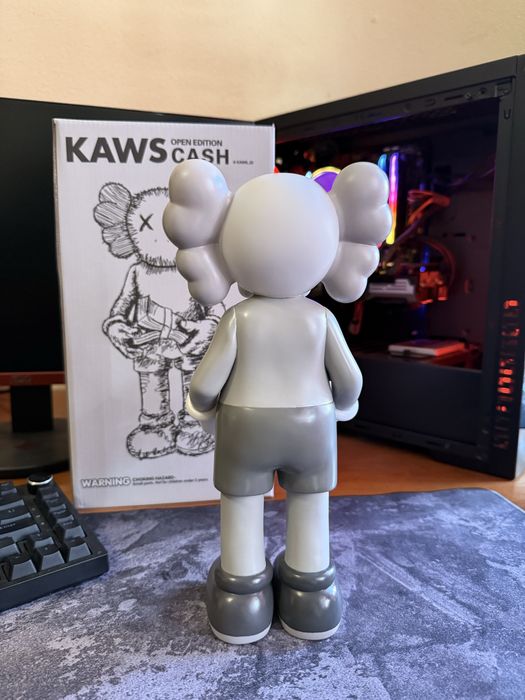 Boneco Kaws Cash