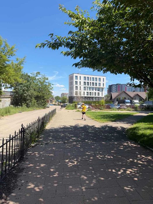 Оренда фасадного приміщення 187 м² .3 входи. Вітрини. Парковка .Базовий  ремонт під орендаря