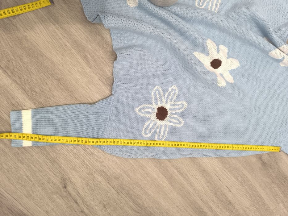 Asymetryczny sweter z kwiatowym wzorem oversize