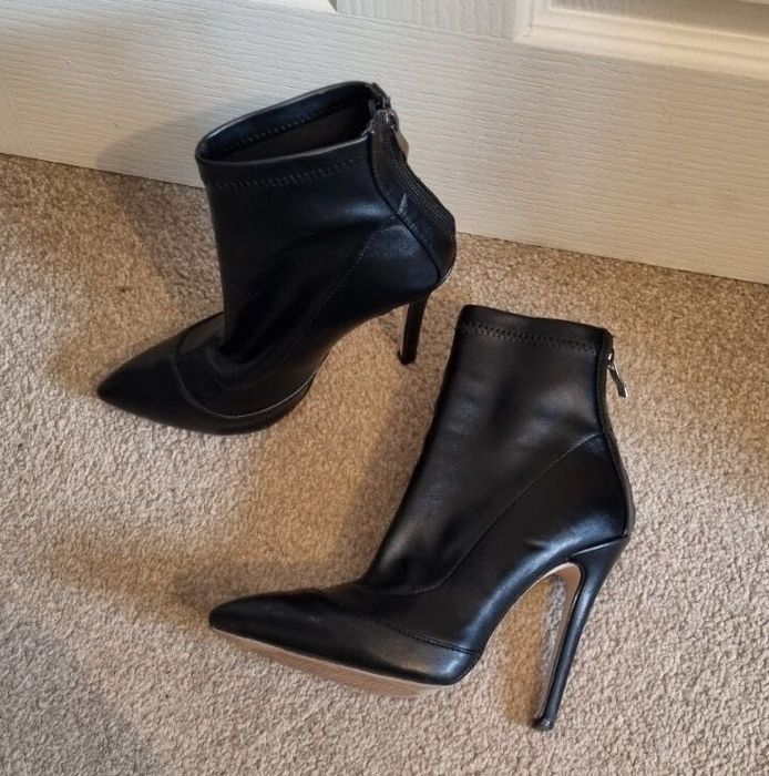 Черевички 38р. ( повністю нові) — 1200 грн