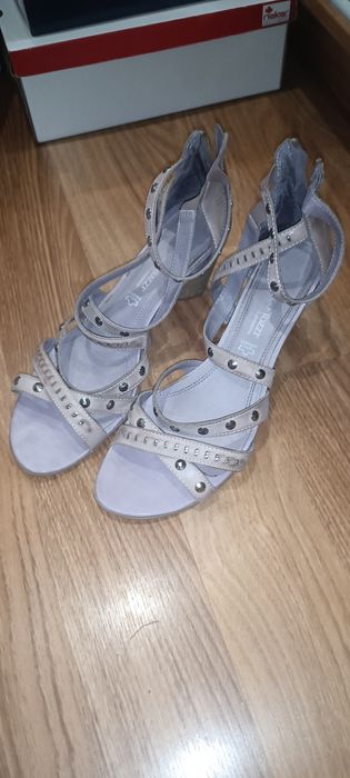 Продам женские босоножки