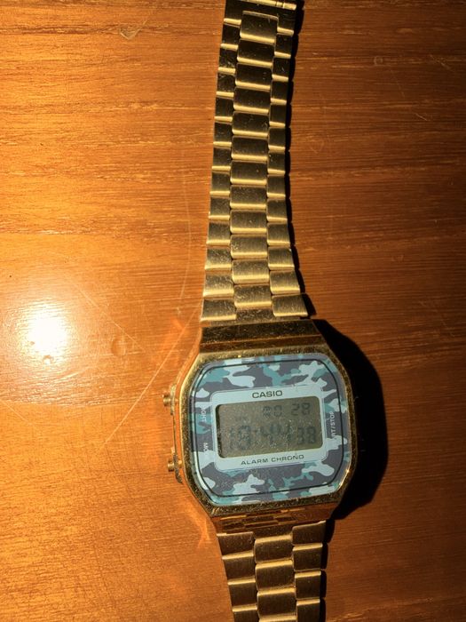 Relógio casio dourado