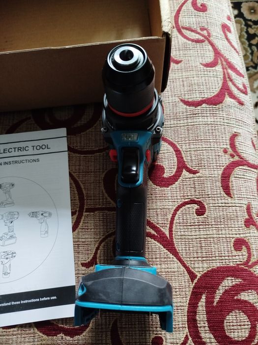 Продам хорошу акумуляторну дрель під макітівську посадку безщітковий