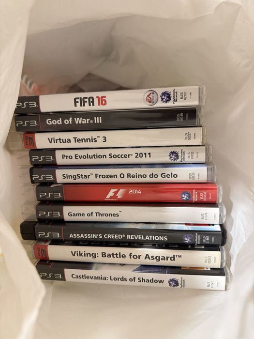Playstation 3 com 4 comandos e 10 jogos.