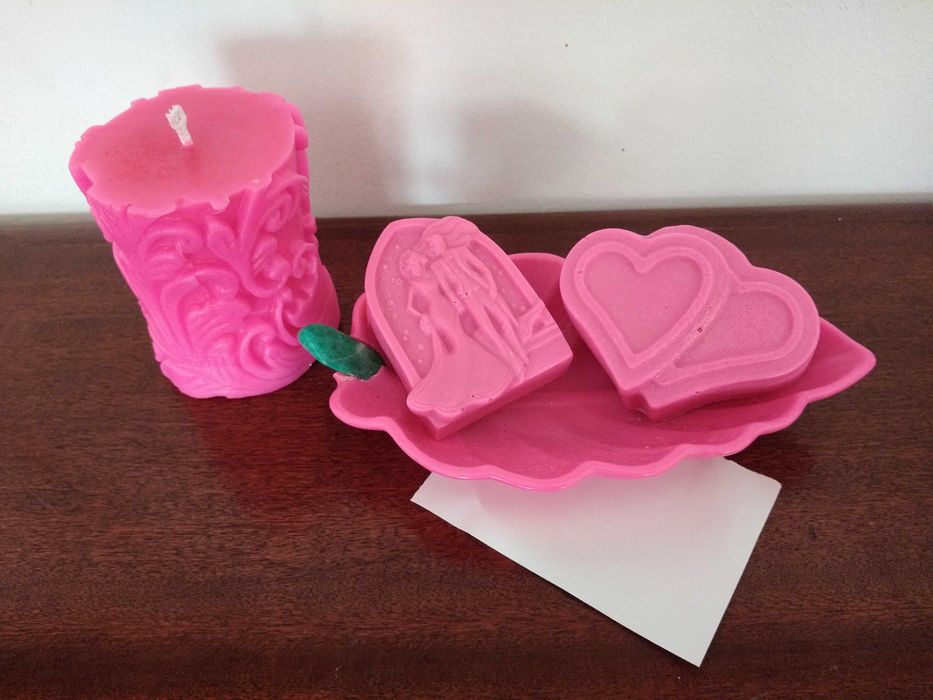 velas figurativas e objetos de uso em cera