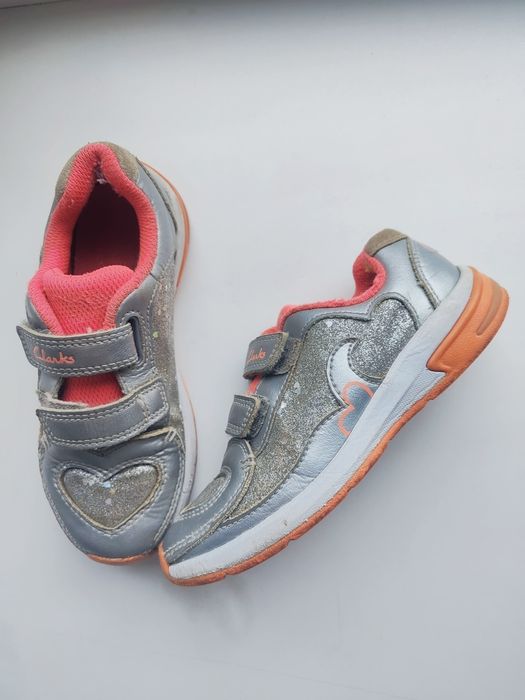 Дитячі кросівки для дівчинки Clarks, шкіра 28 р.Сріблястий/Корал