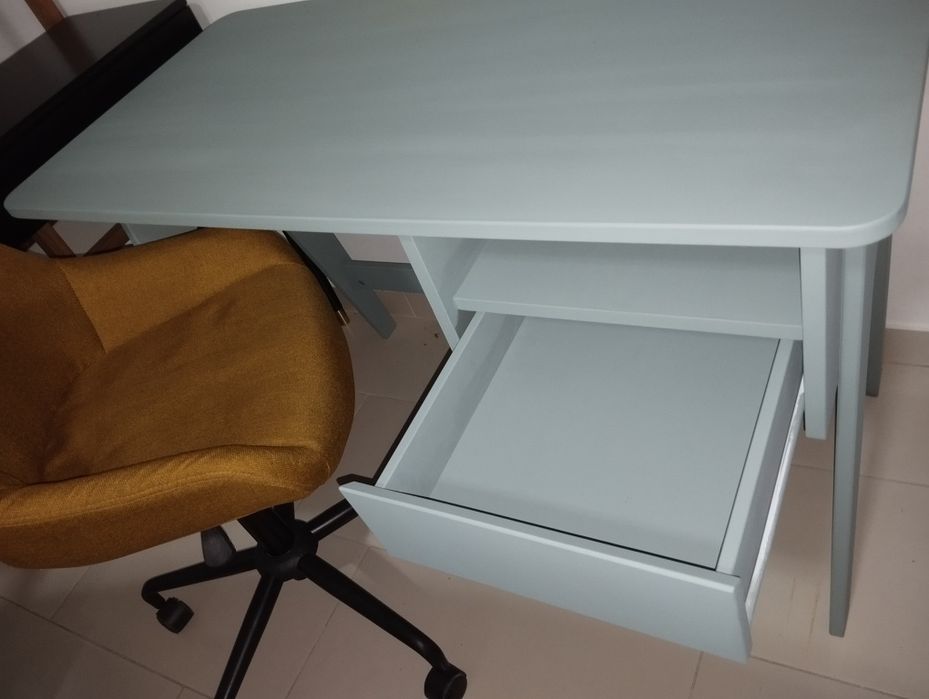 Conjunto de secretária e cadeira rotativa