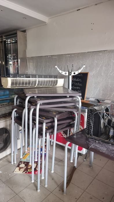 Cadeiras e mesas de café