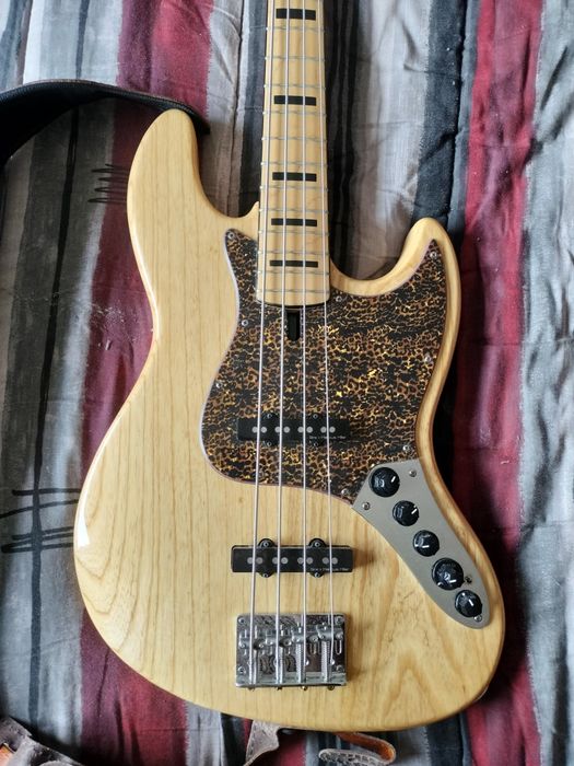 Baixo Marcus Miller V7