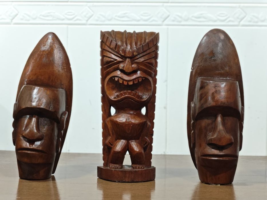 Tottems havaianos de madeira