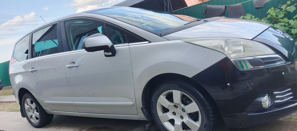 Peugeot 5008 2010 рік