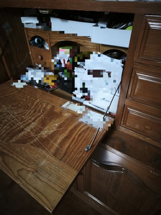 Estante com escrivaninha e roupeiro em pinho - para restaurar