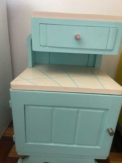 Vendo mesa de cabeceira cómoda obra de autor