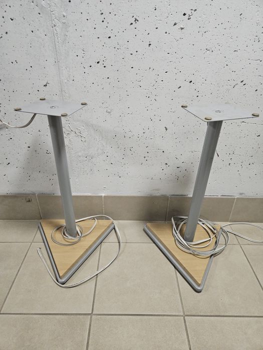 Stojaki do głośników / podstawki pod kolumny z prowadzeniem kabli w rurce