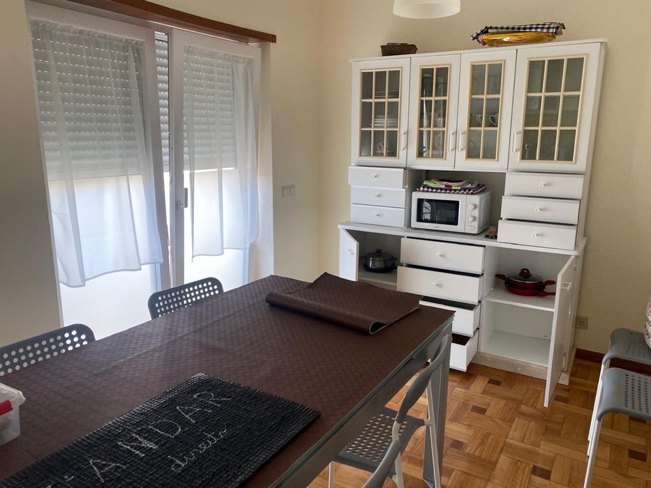 Arrenda-se quarto menina na Av. 1o de Maio