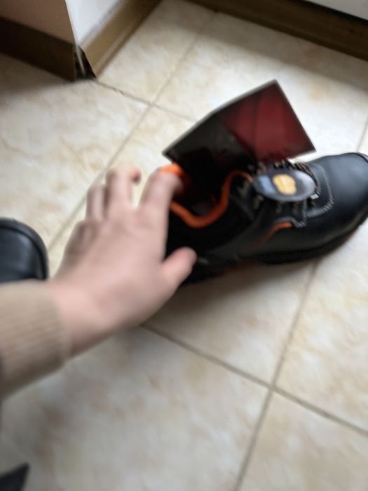 Захисне взуття з металевим носком