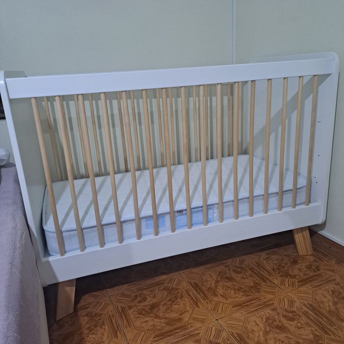 Berço de bebé + colchão e roupa de cama incluídos