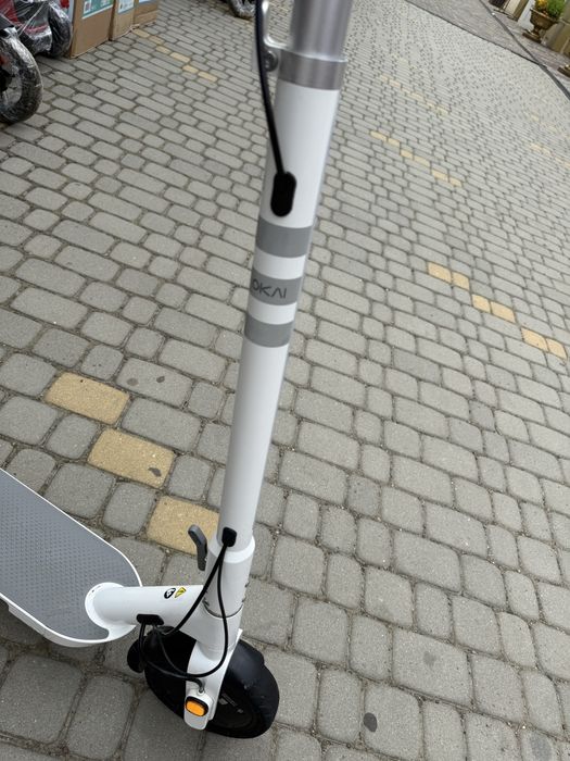 Електросамокат з оригінальним зарядним