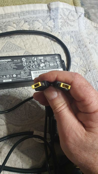 Зарядка для ноутбуков LENOVO в отличном состоянии.