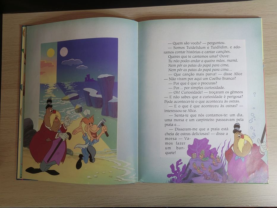 Livro ilustrado "Alice no País das Maravilhas"