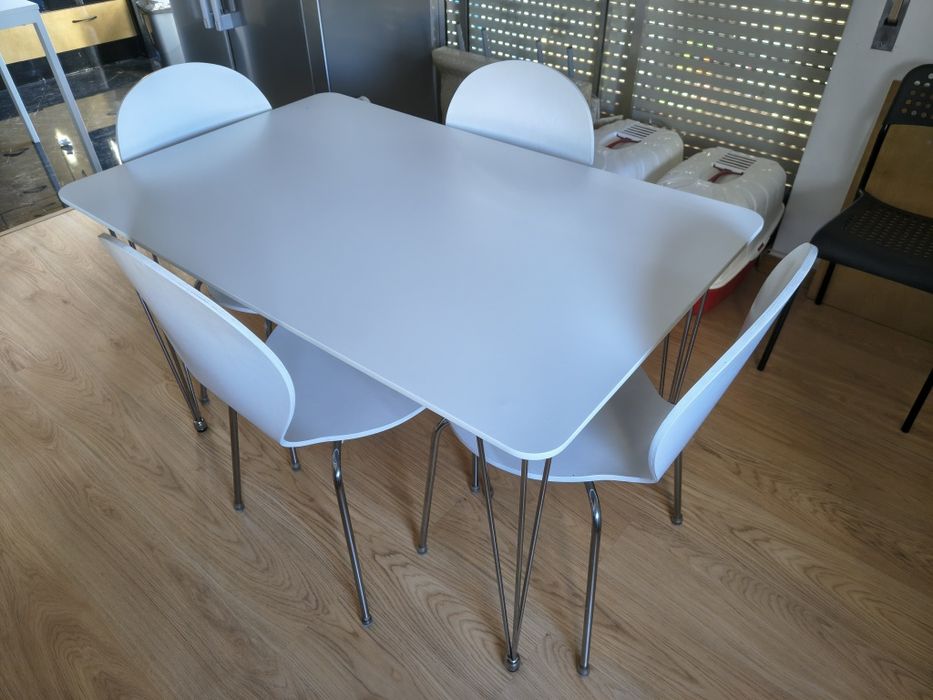Mesa JYSK com 4 cadeiras