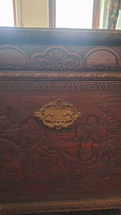 Arca em madeira entalhada