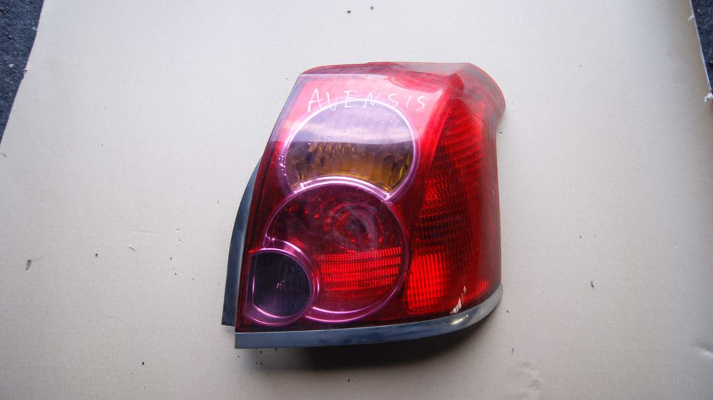 Lampy Toyota Avensis Tył