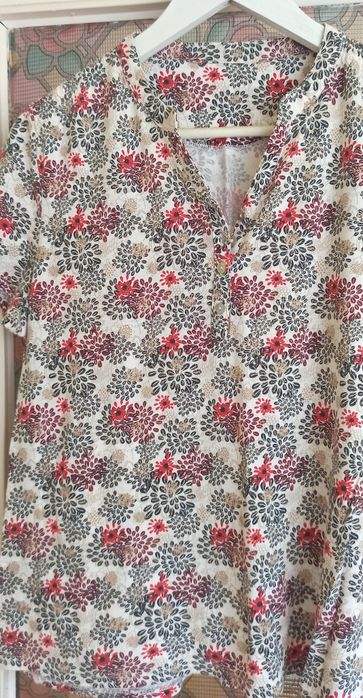 T-shirt w delikatne kwiatki