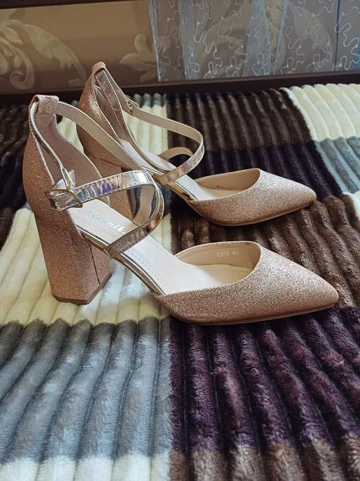 Практично нові босоніжки /туфлі