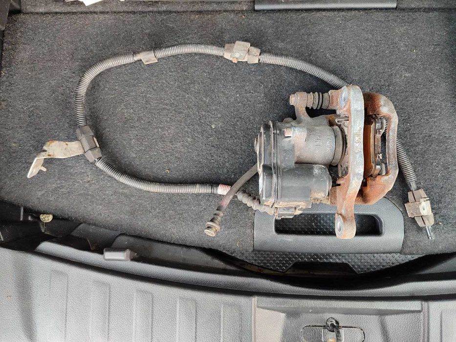 Супорт задній правий  Nissan Rogue X-trail T32 з моторчиком ручніка