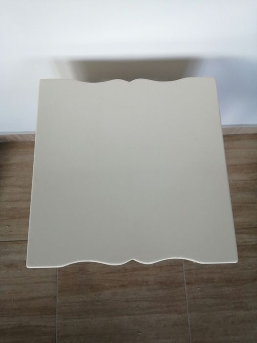 Pequena mesa de apoio alto brilho