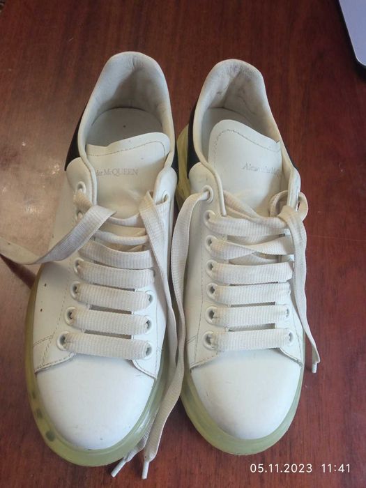 Продам кожаные женские кроссовки Alexander McQueen (Размер 39)