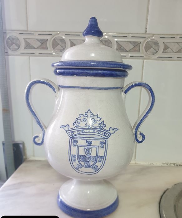 Louca de ceramica pintada a mão