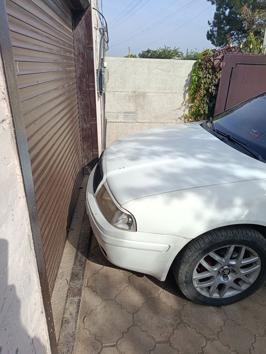 Машина Skoda A4.