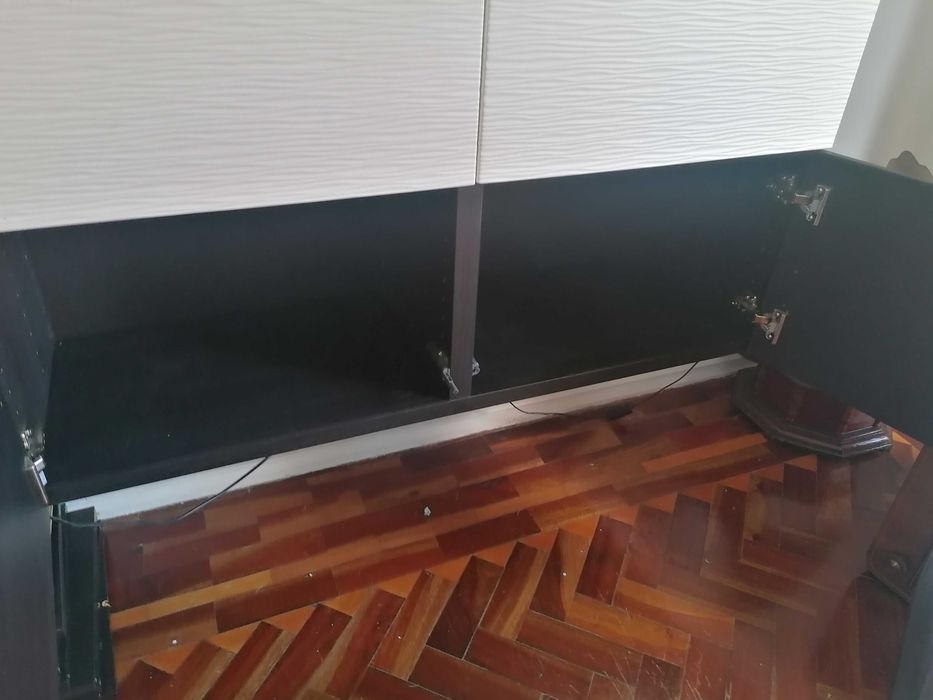 Aparador com 2 gavetas e 2 portas, branco e preto