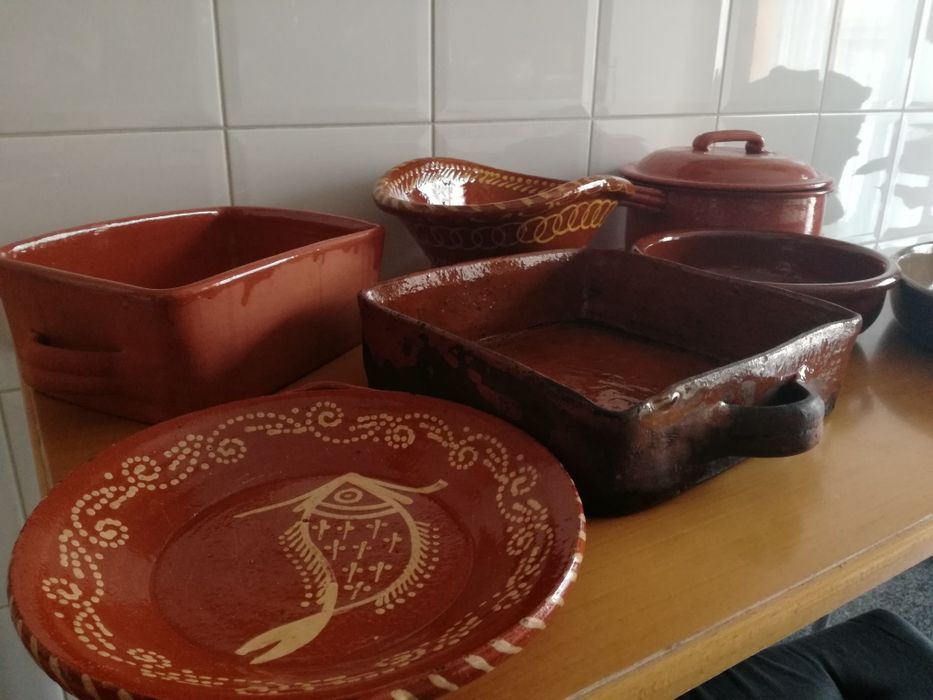 Lote de 7 peças de loiça em barro vidrado (ou separadamente)