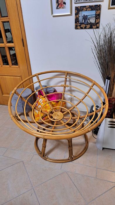 Sofá de bambú formato redondo e côncavo com almofada própria hamovível, sala ou jardim, 20 euros para despachar, a quem vier buscar.